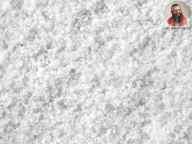 அதிகாலையில் கல்உப்பை கையில் வைத்து இதை சொல்லுங்க. நீங்கள் நினைப்பதெல்லாம் நடக்கும்…!